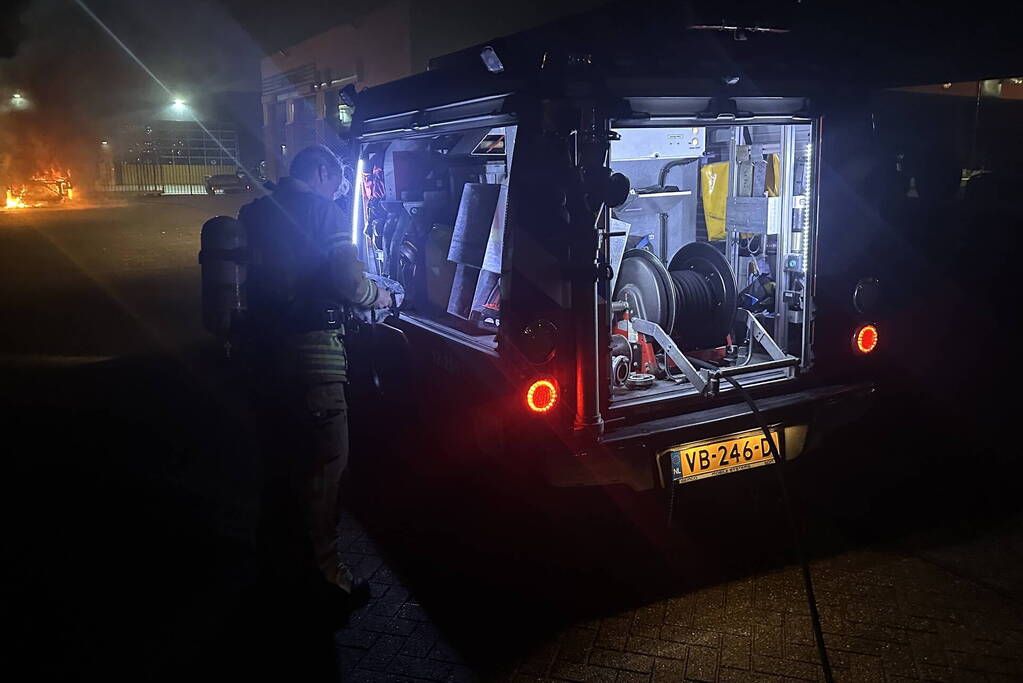 Personenauto verwoest na hevige brand