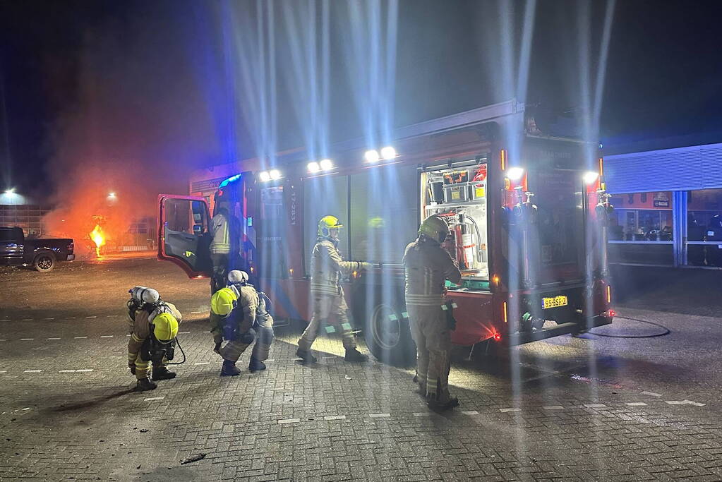 Personenauto verwoest na hevige brand