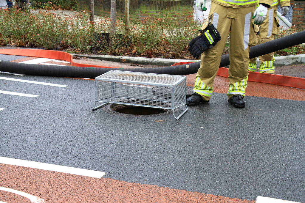 Straat onder water na overstroming riool