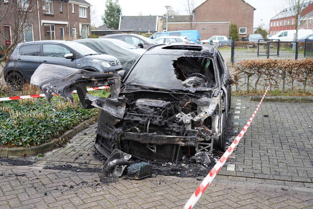 Onderzoek naar brand in geparkeerde auto