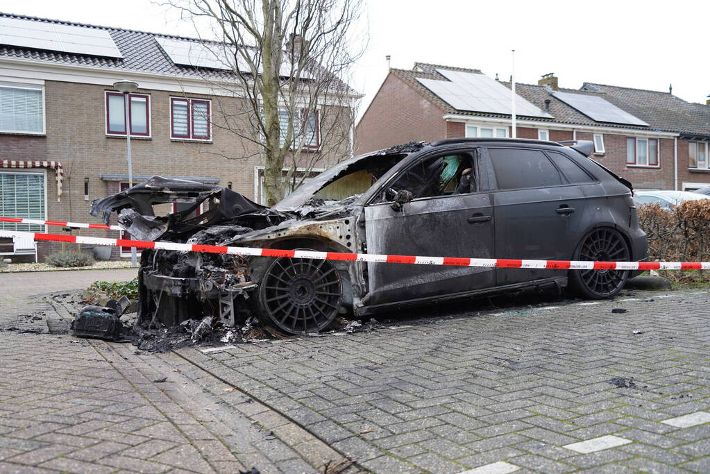 Onderzoek naar brand in geparkeerde auto