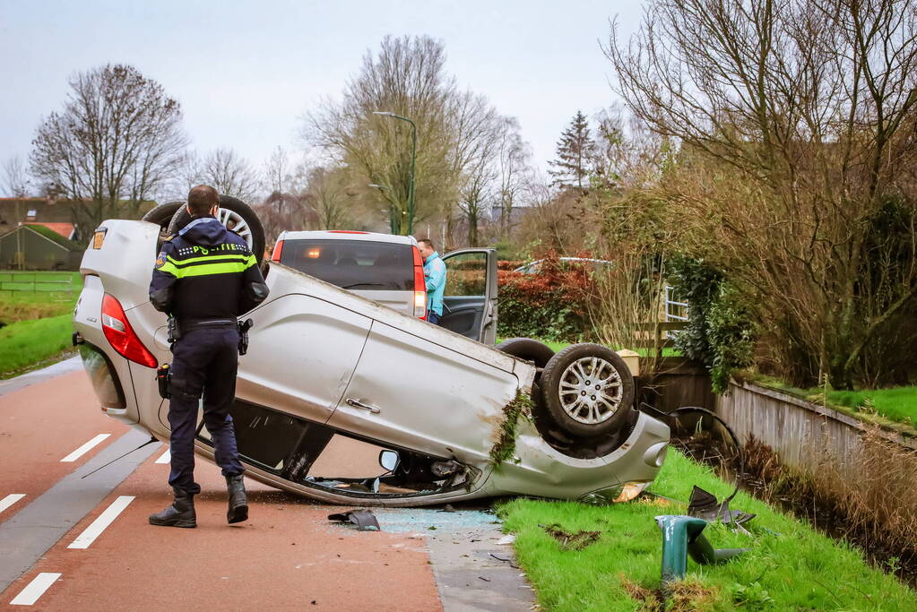 Automobiliste belandt met auto op de kop