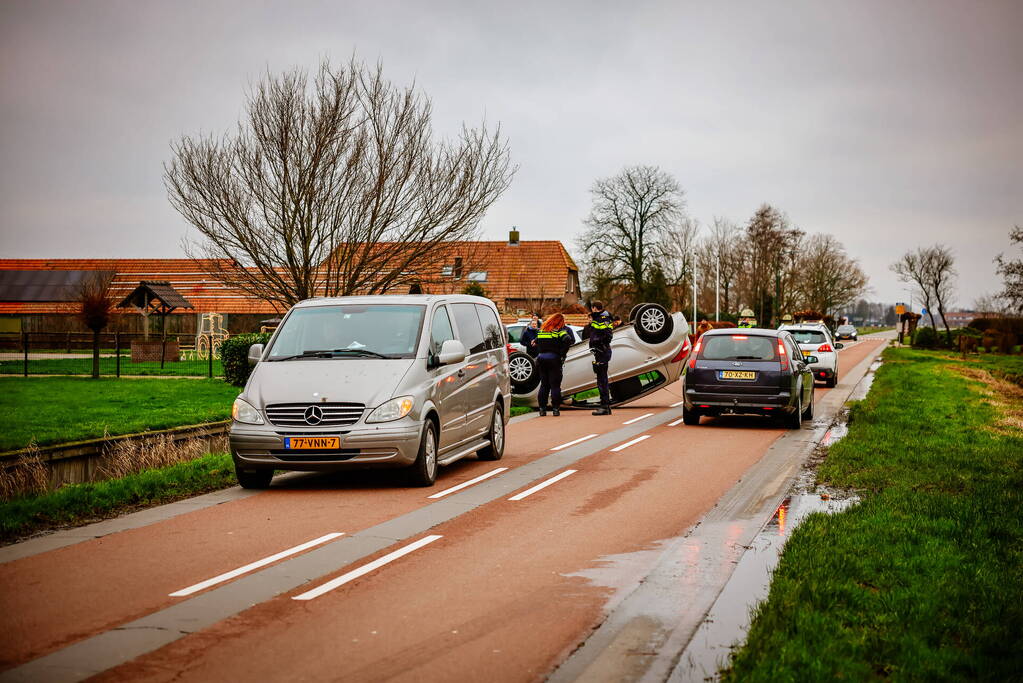 Automobiliste belandt met auto op de kop