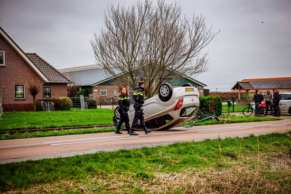 Automobiliste belandt met auto op de kop