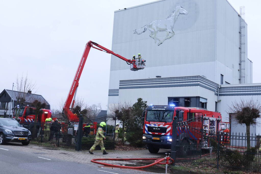 Brandweer onderzoekt rookontwikkeling uit pand