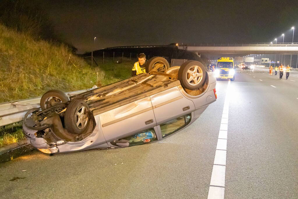 Auto belandt op de kop op snelweg