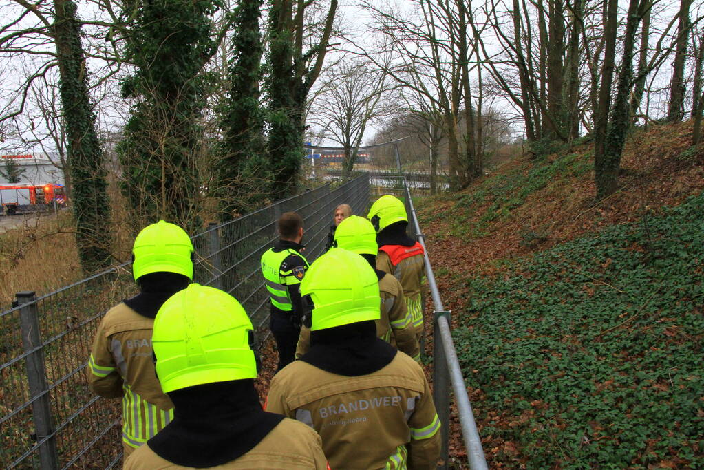 Hulpdiensten zoeken naar persoon op spoor