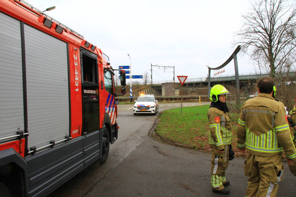 Hulpdiensten zoeken naar persoon op spoor