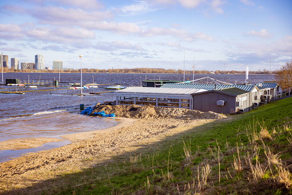 Strandpaviljoen vol gasten ondanks hoog water