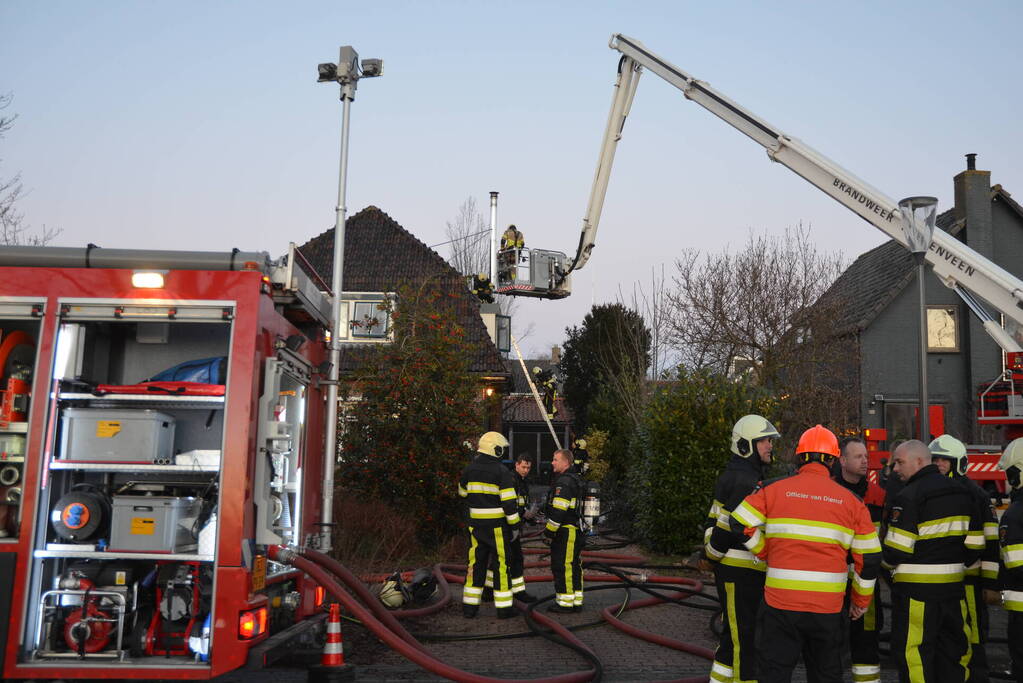 Brand in schoorsteen slaat over naar dakkapel