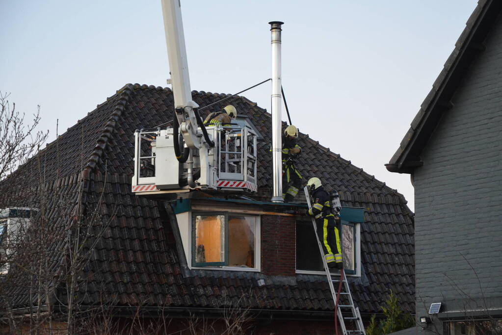 Brand in schoorsteen slaat over naar dakkapel