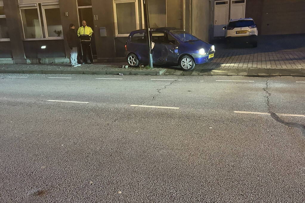 Twee personen op de vlucht na ongeval