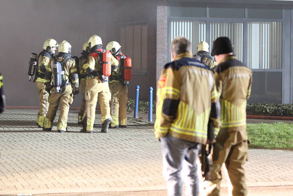 Grote uitslaande brand in bedrijfspand