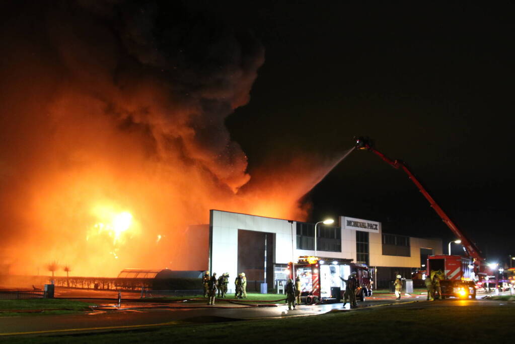Grote uitslaande brand in bedrijfspand