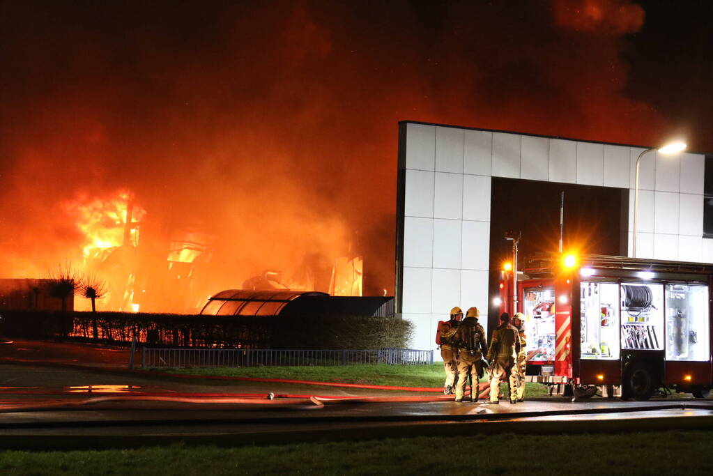 Grote uitslaande brand in bedrijfspand