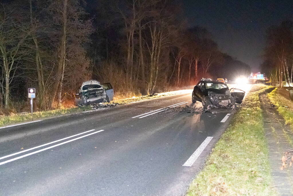 Twee auto's botsen frontaal