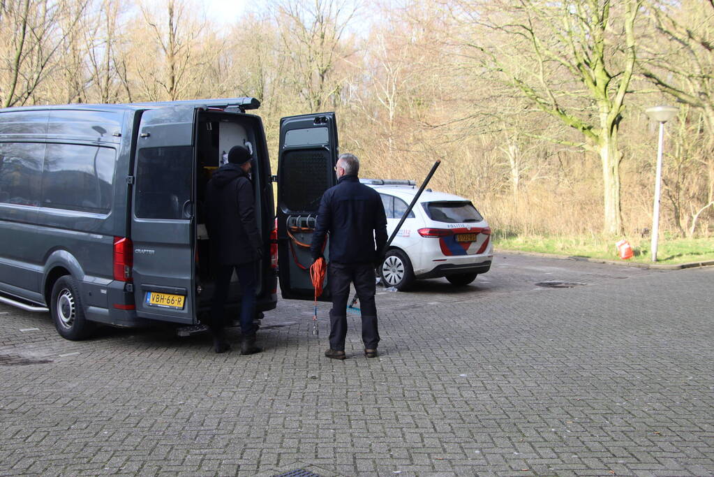 Politie zoekt in sloot naar wapen