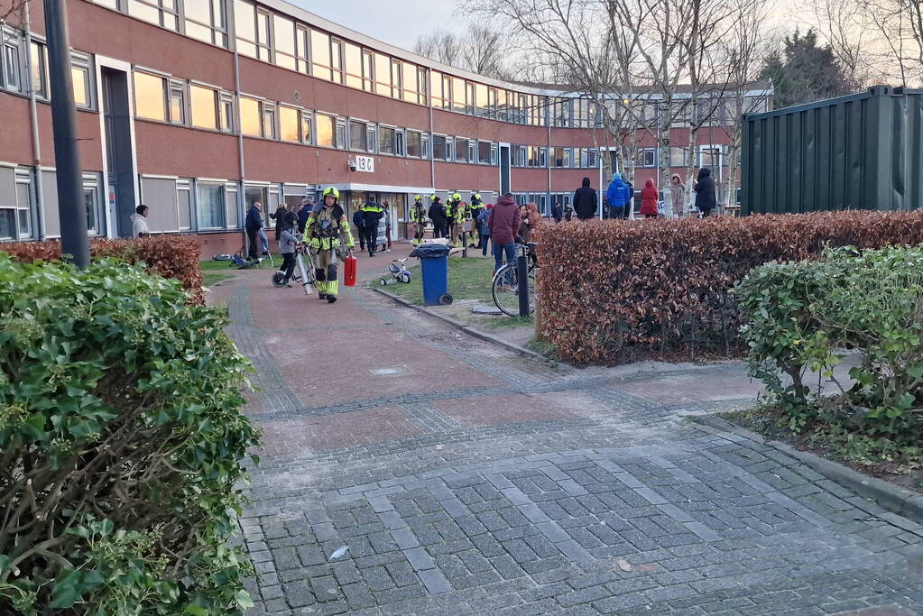 Bewoner asielzoekers centrum steekt bed in brand