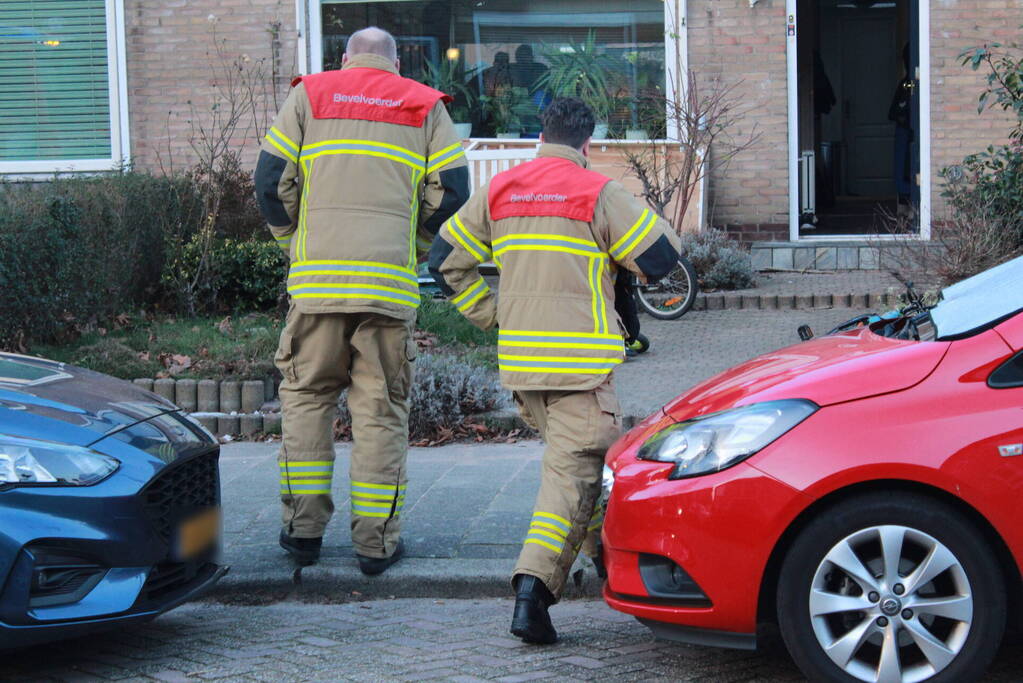 Voet van kind komt tussen spaken