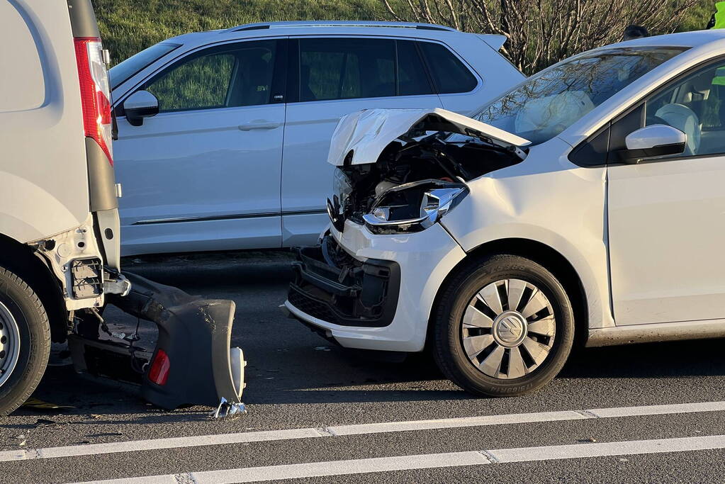 Schade en file na kettingbotsing