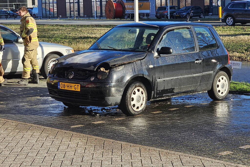 Geparkeerde auto vat vlam
