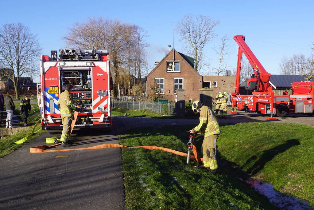 Brandweer sloopt dak om brand te blussen
