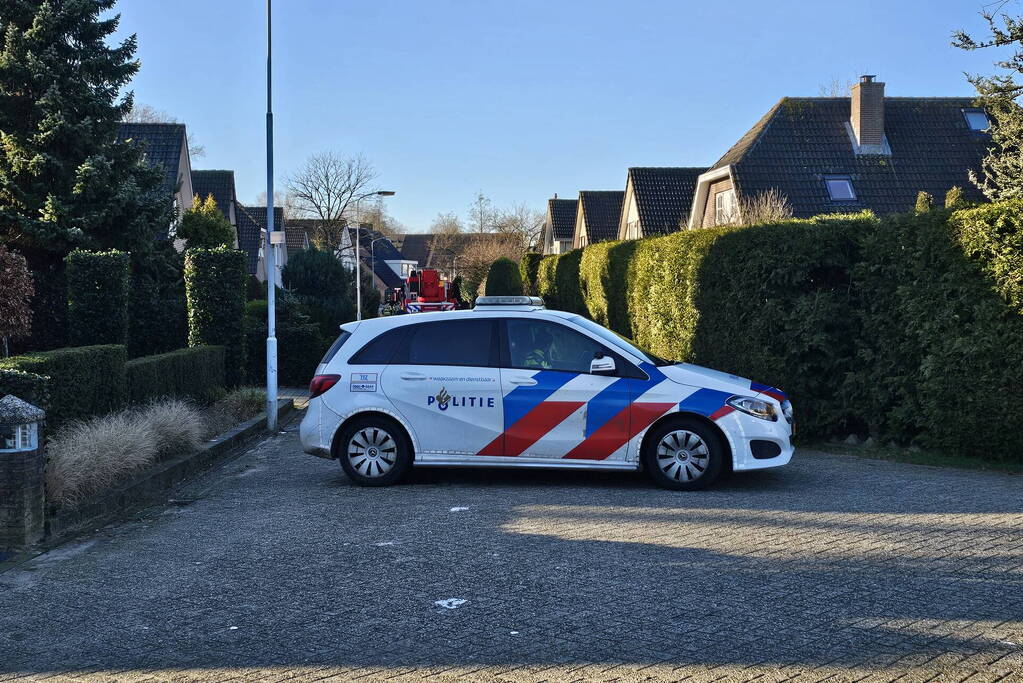 Vlammen uit schoorsteen bij brand