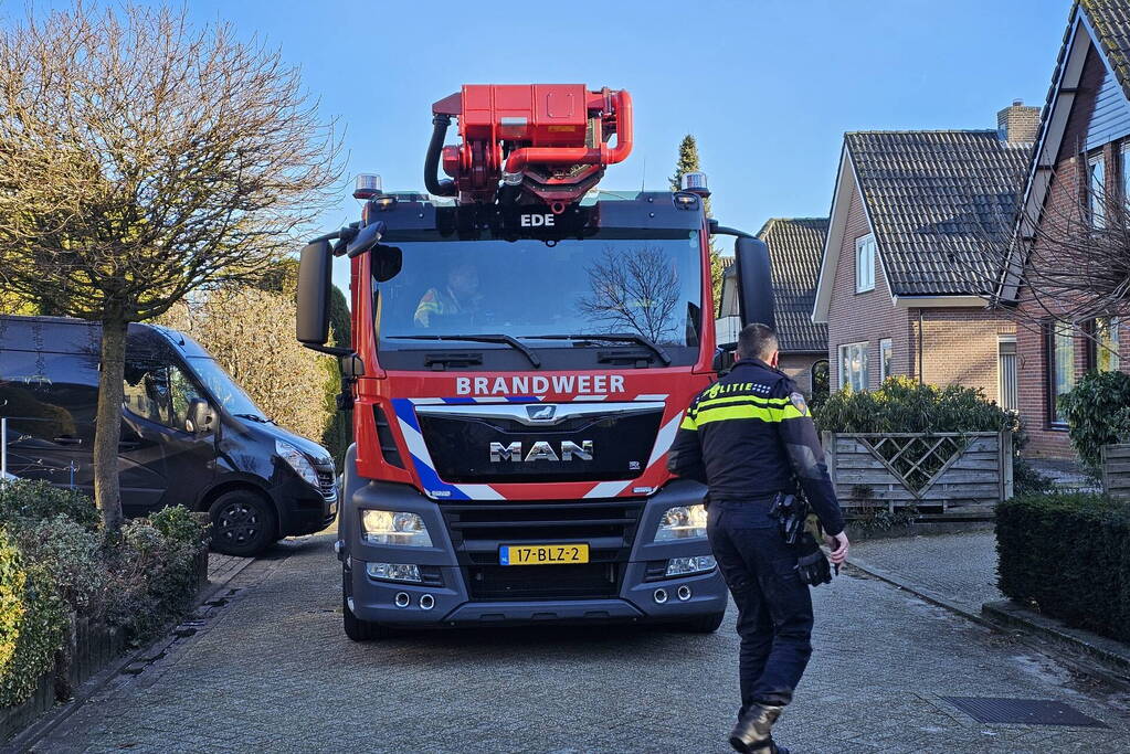 Vlammen uit schoorsteen bij brand