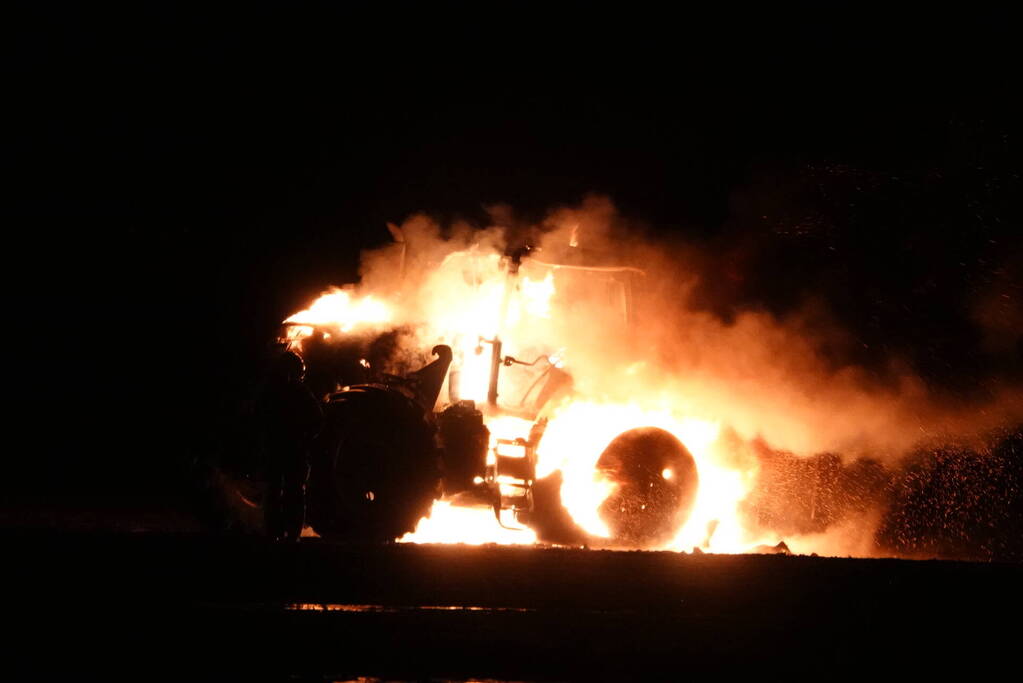 Landbouwvoertuig uitgebrand in weiland