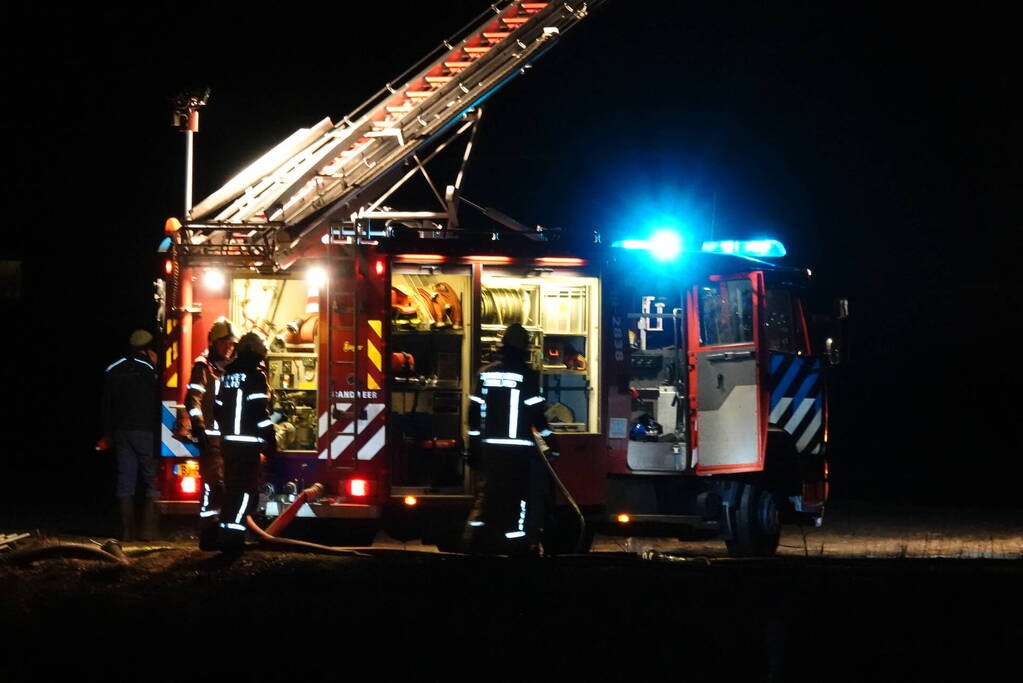 Landbouwvoertuig uitgebrand in weiland