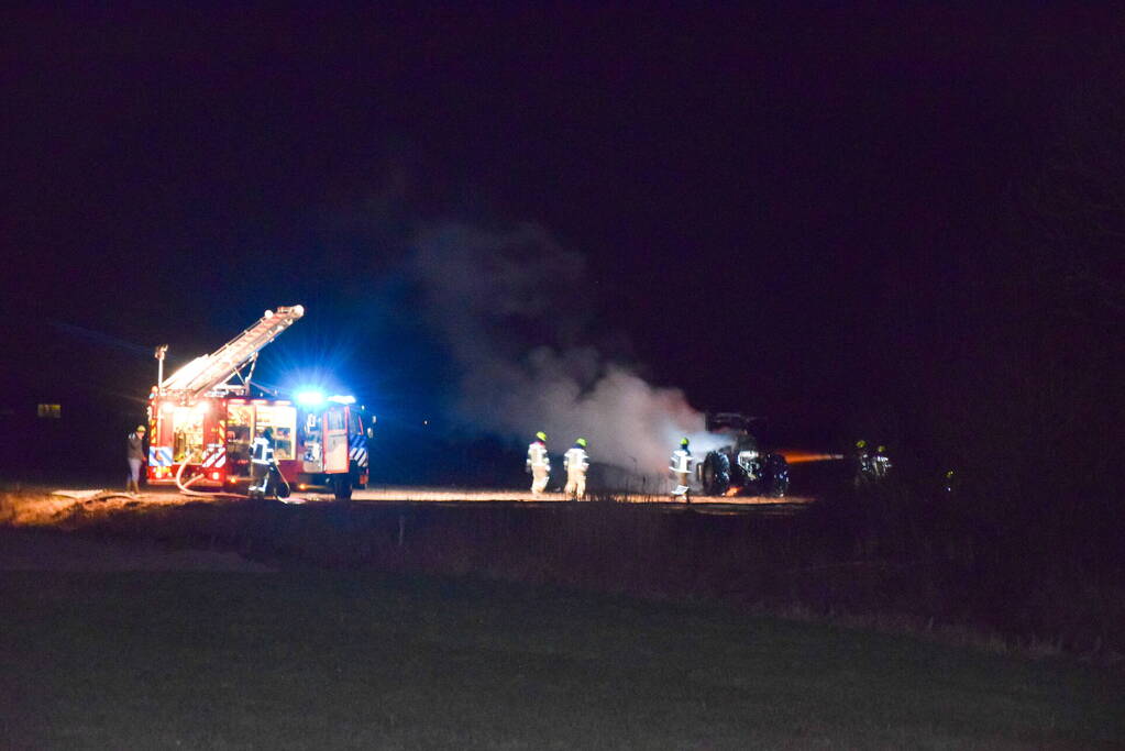 Landbouwvoertuig uitgebrand in weiland