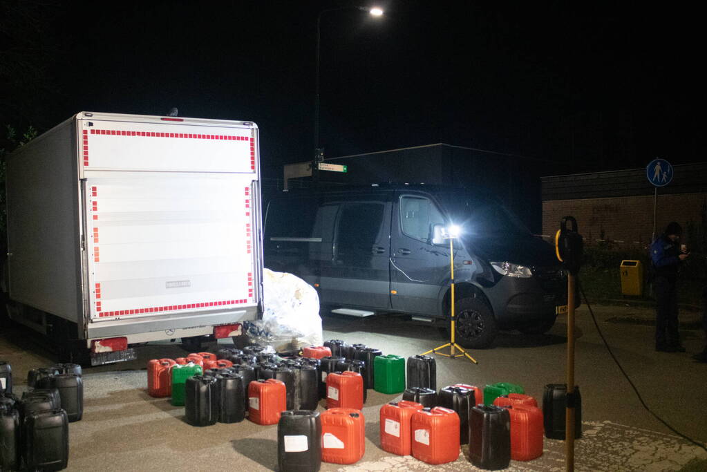 Twee bakwagens vol met verdachte jerrycans aangetroffen