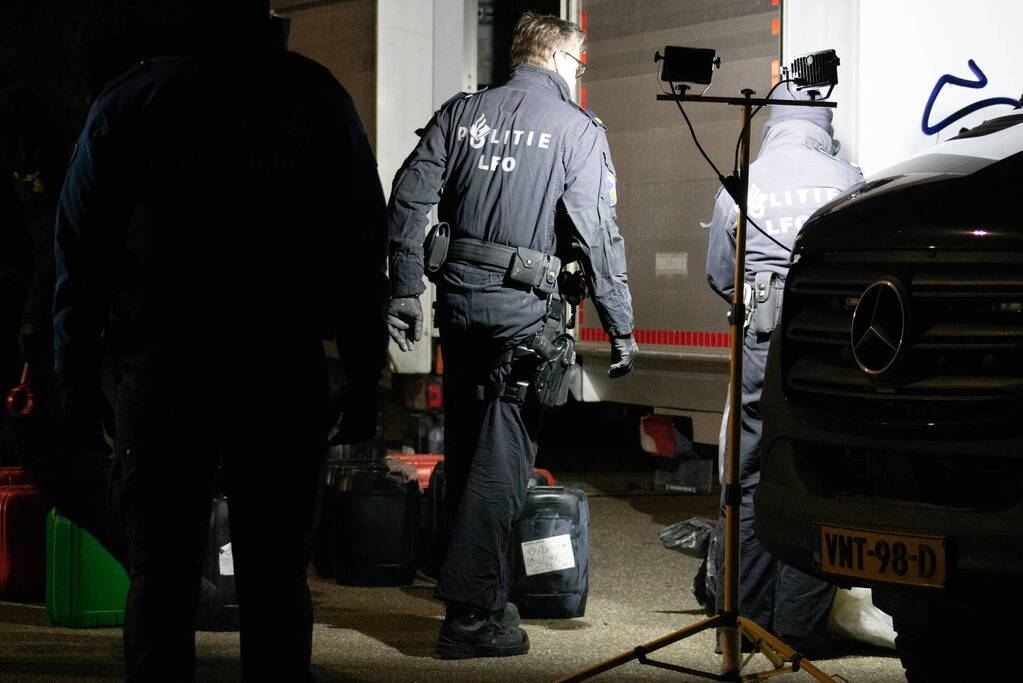 Twee bakwagens vol met verdachte jerrycans aangetroffen