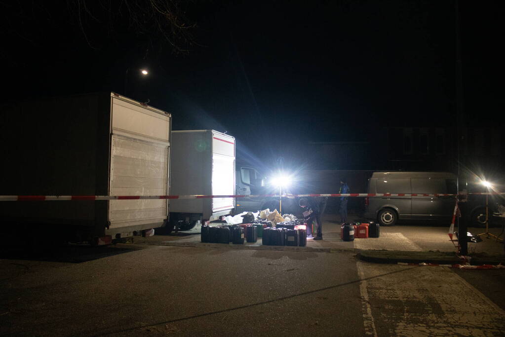 Twee bakwagens vol met verdachte jerrycans aangetroffen