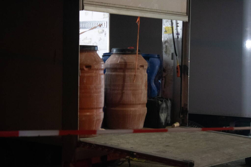 Twee bakwagens vol met verdachte jerrycans aangetroffen
