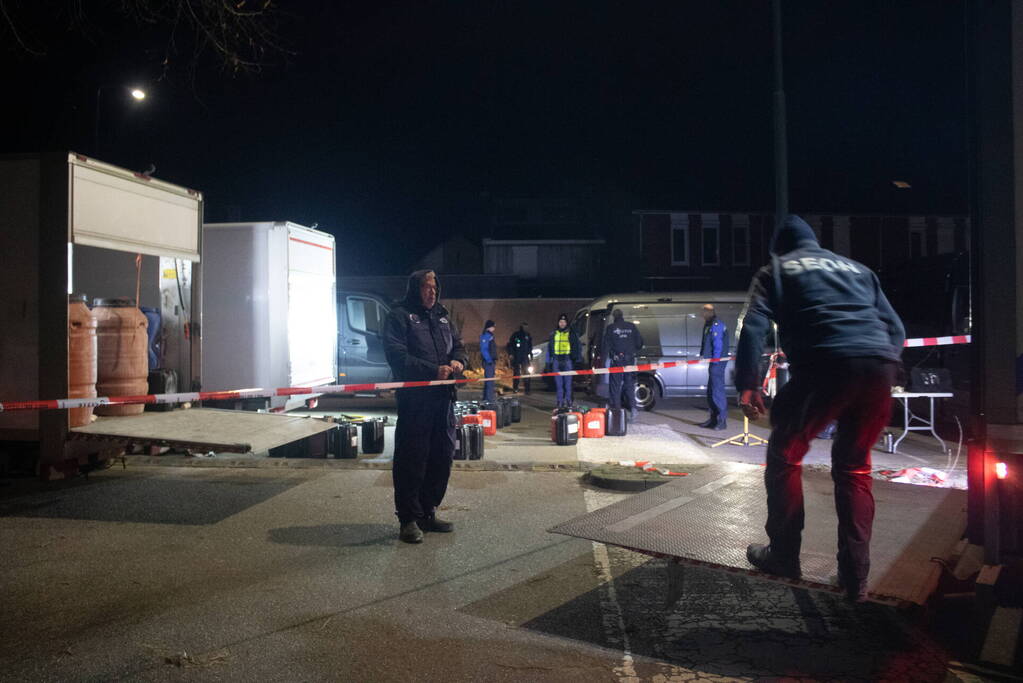 Twee bakwagens vol met verdachte jerrycans aangetroffen