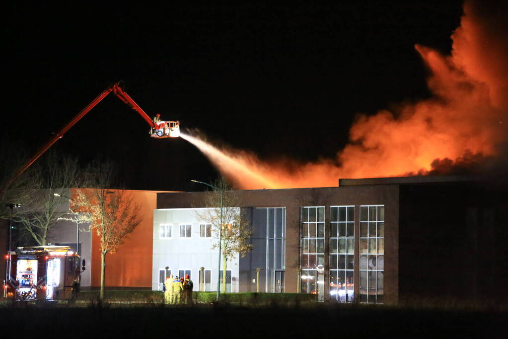 Uitslaande brand in bedrijfspand