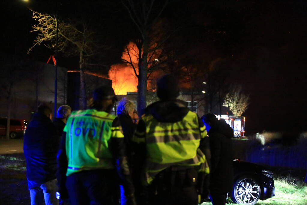 Uitslaande brand in bedrijfspand