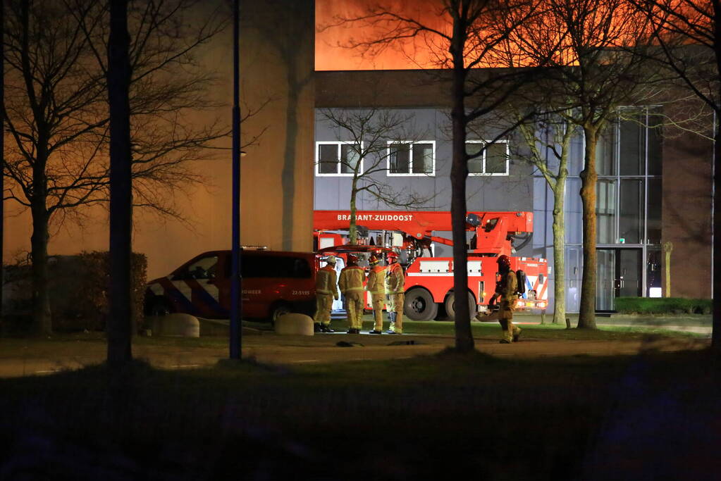 Uitslaande brand in bedrijfspand