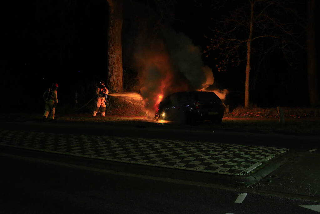 Auto vliegt tijdens het rijden plotseling in brand