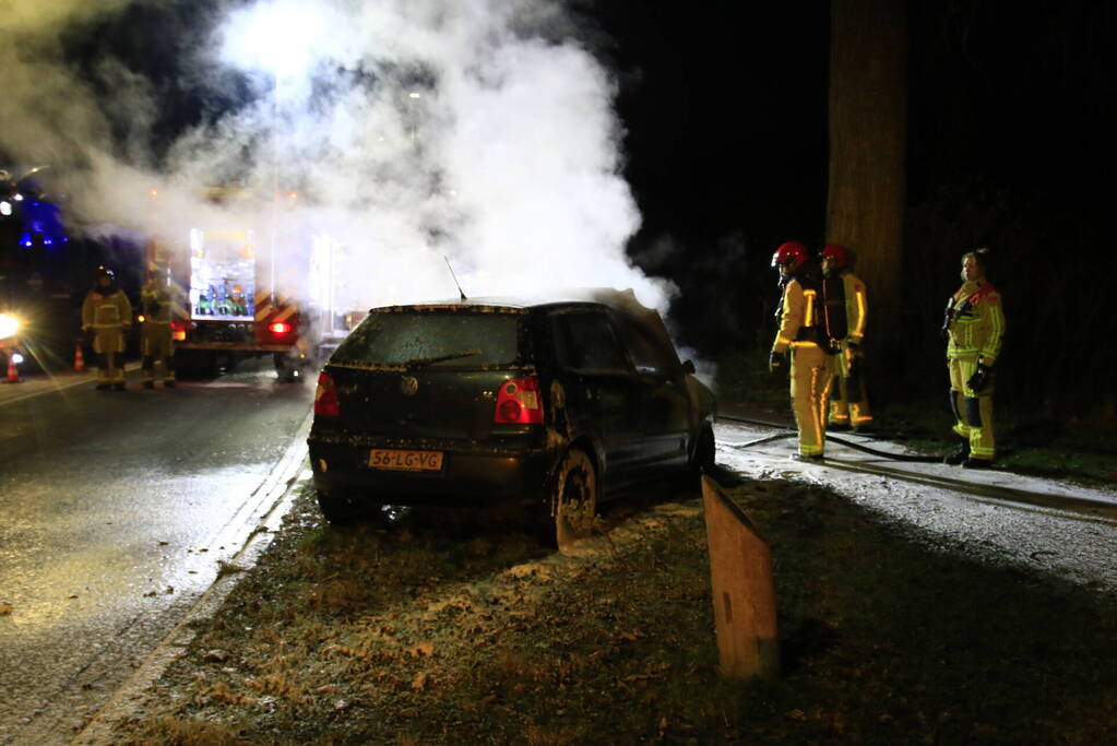 Auto vliegt tijdens het rijden plotseling in brand