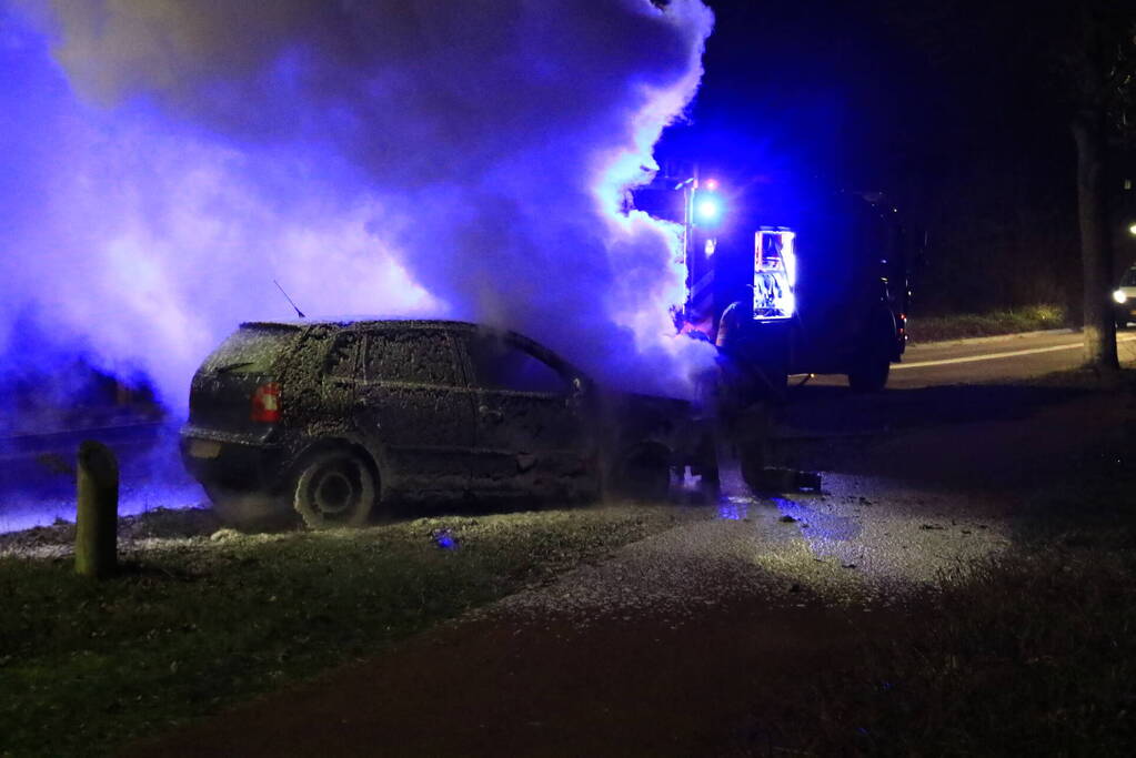 Auto vliegt tijdens het rijden plotseling in brand