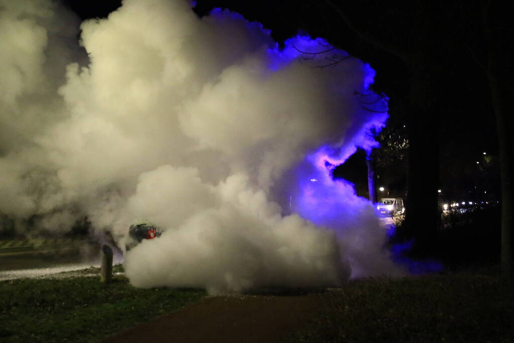 Auto vliegt tijdens het rijden plotseling in brand