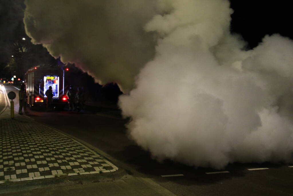 Auto vliegt tijdens het rijden plotseling in brand