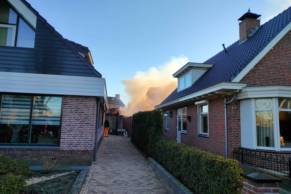 Brandende haag zorgt voor veel rookontwikkeling