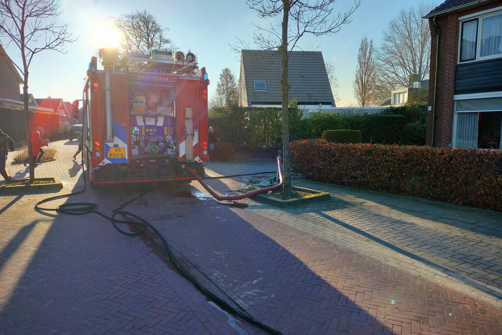 Brandende haag zorgt voor veel rookontwikkeling