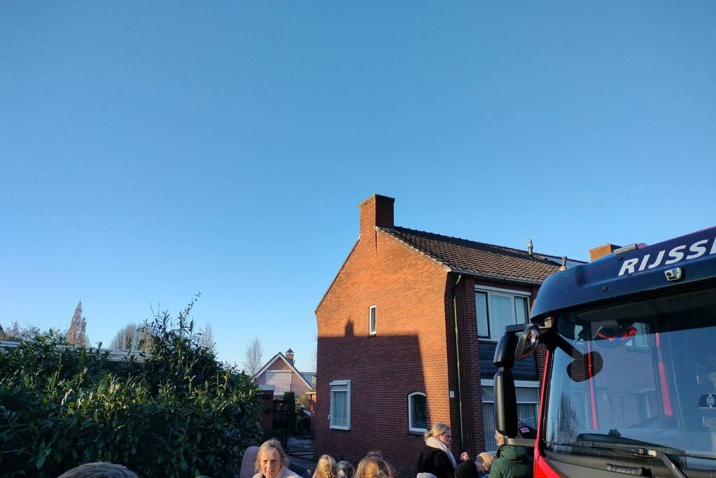 Brandende haag zorgt voor veel rookontwikkeling