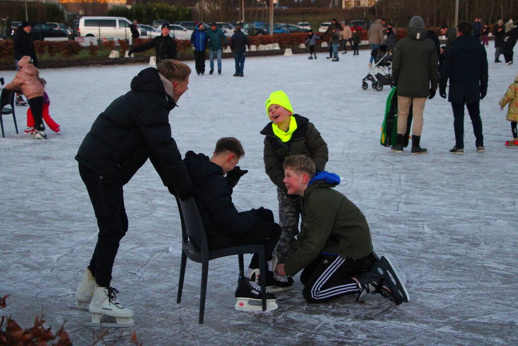 Veel schaatspret bij ondergespoten paardenbak