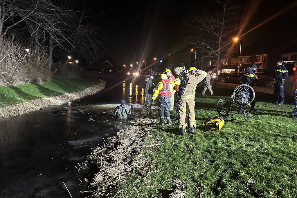 Hulpdiensten vinden fiets in water en starten zoekactie