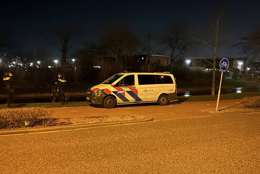Hulpdiensten vinden fiets in water en starten zoekactie